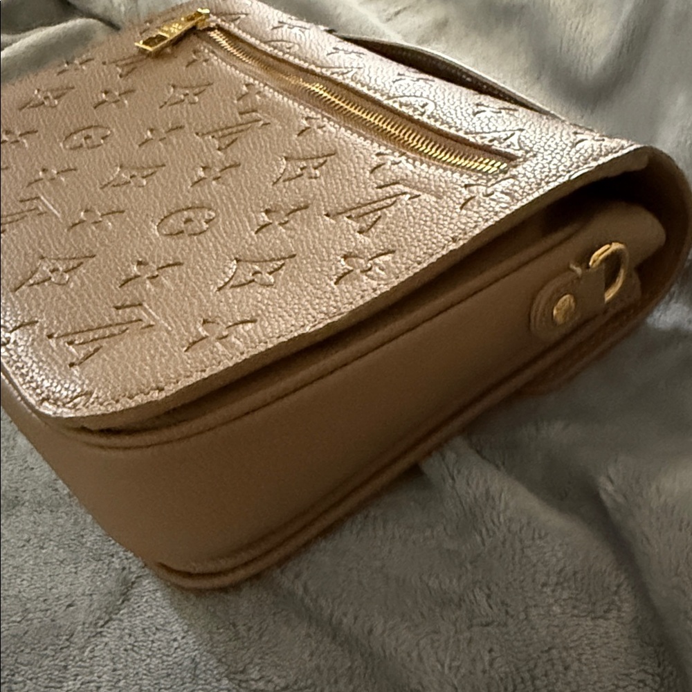 Monogram Crossbody Fashion Bag - Picture 6 of 9
